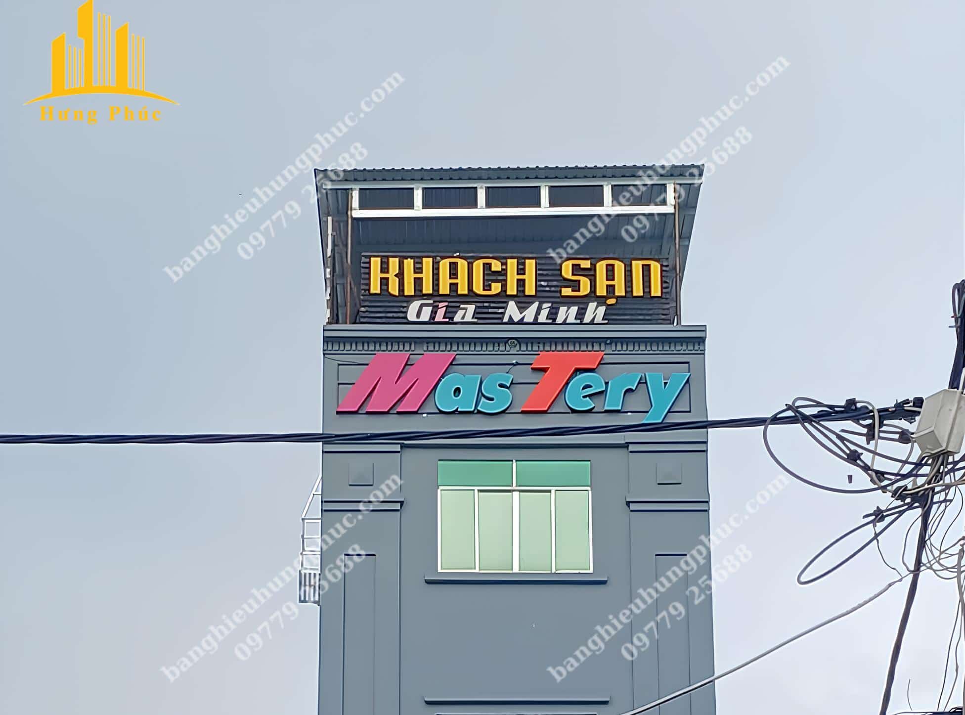 làm bảng hiệu mica