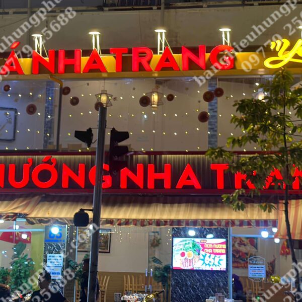 Bảng hiệu mica chữ nổi