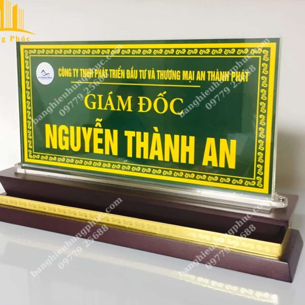 Biển chức danh bằng mica