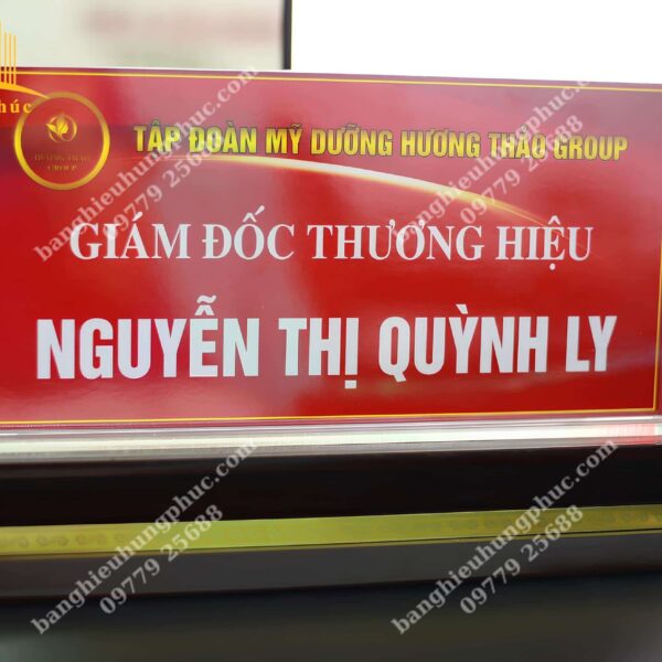 Biển chức danh bằng mica