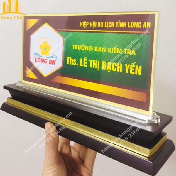 Biển chức danh bằng mica