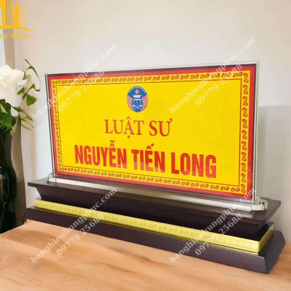 Biển chức danh bằng mica