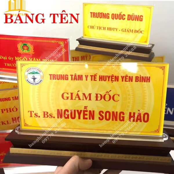 Biển chức danh bằng mica