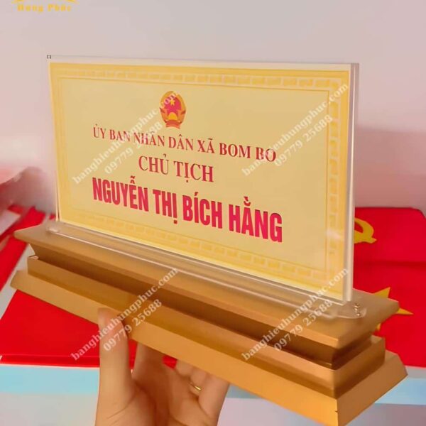 Biển chức danh bằng mica