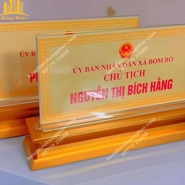 Biển chức danh bằng mica