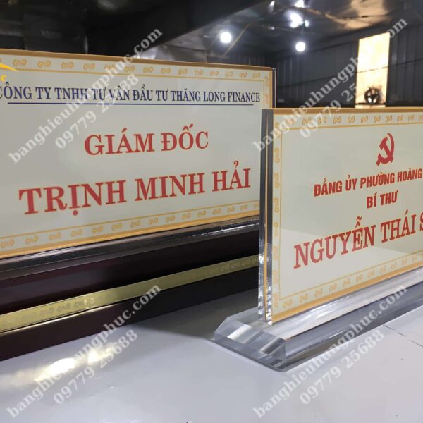 Biển chức danh bằng mica