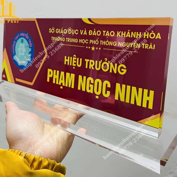 Biển chức danh bằng mica