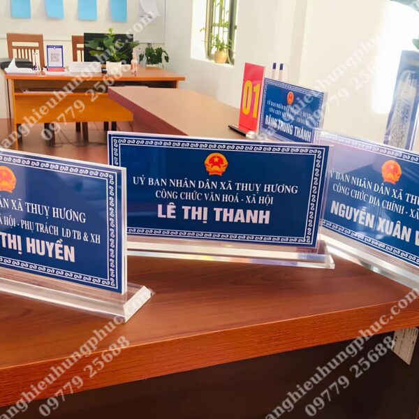 Biển chức danh bằng mica
