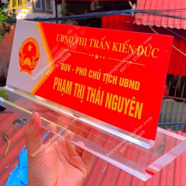 Biển chức danh bằng mica