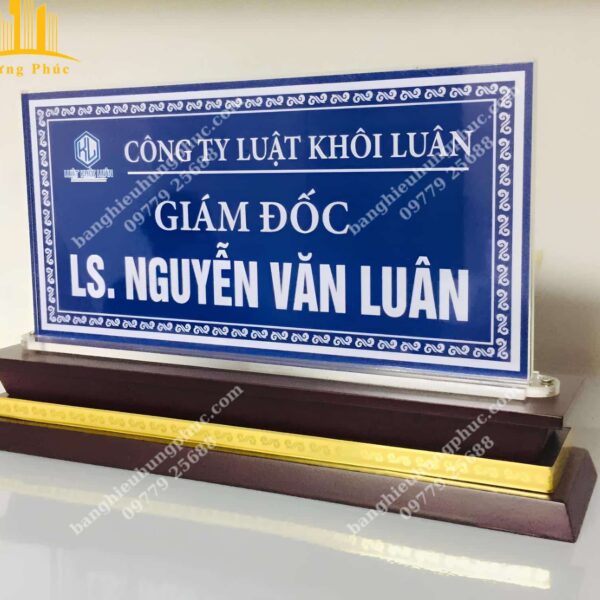 Biển chức danh bằng mica