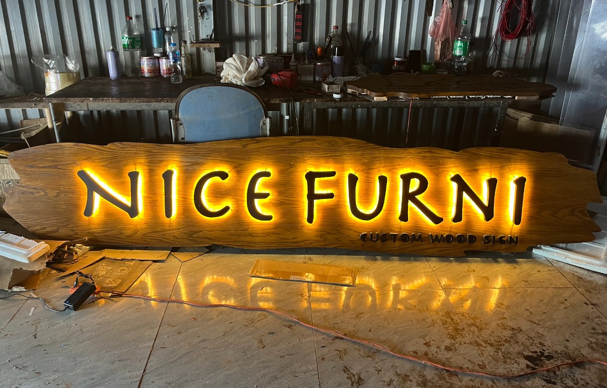 Bảng hiệu gỗ chữ nổi mica, kết hợp mica cháo đèn led hắt chân Bảng hiệu gỗ chữ nổi mica, kết hợp mica cháo đèn led hắt chân