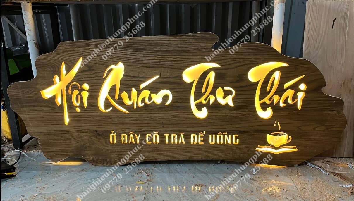 Bảng hiệu gỗ kết hợp đèn led hắt chân tạo sự cuốn hút Bảng hiệu gỗ kết hợp đèn led hắt chân tạo sự cuốn hút