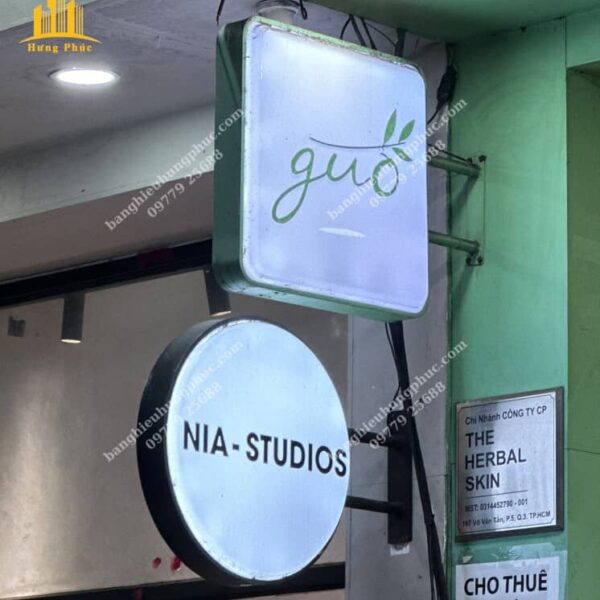 Bảng hiệu trong nhà