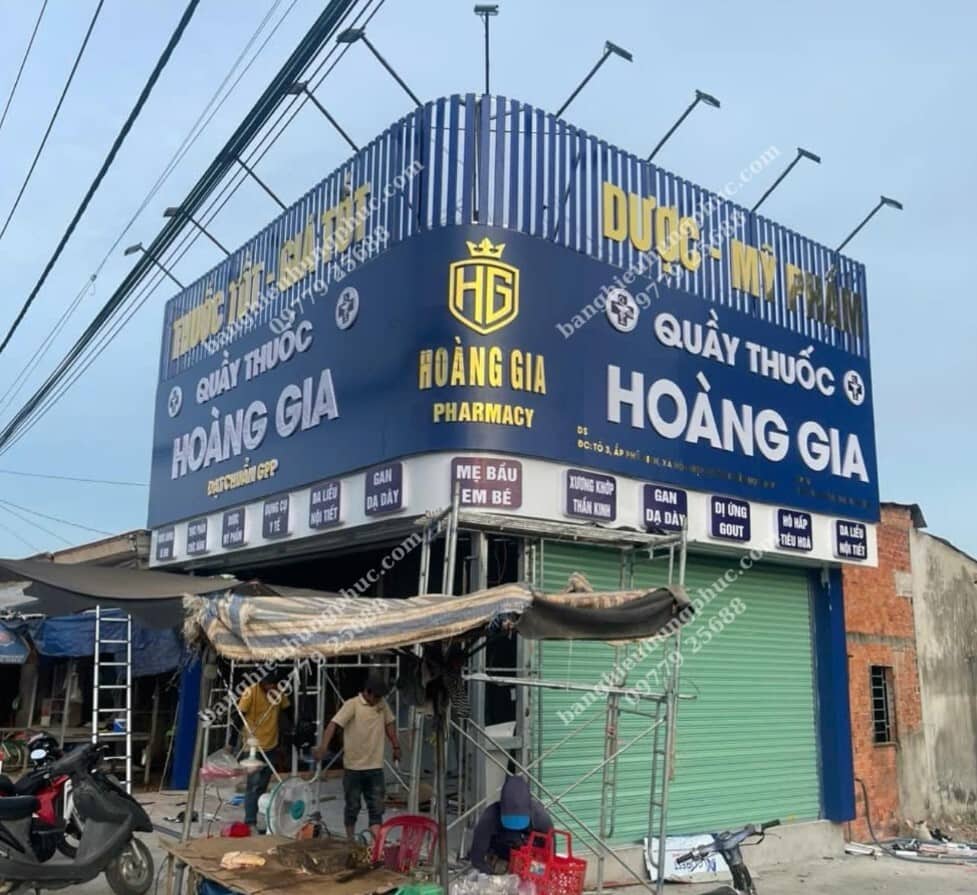 Hưng Phúc đang thi công bảng hiệu nhà thuốc