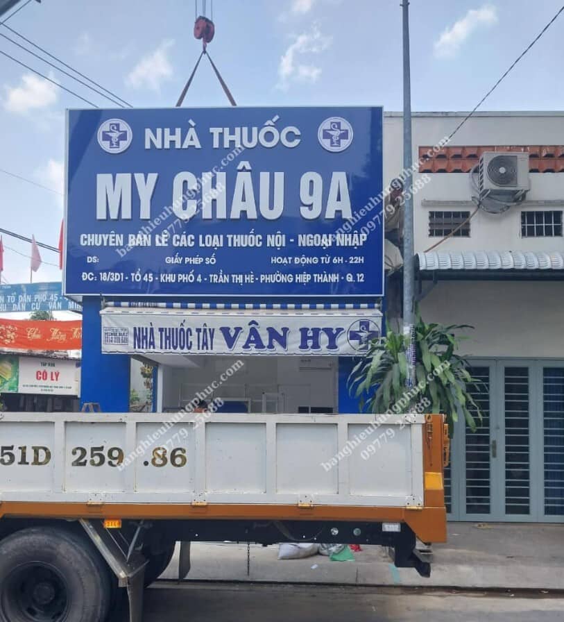 Bảng hiệu nhà thuốc mica giá rẽ
