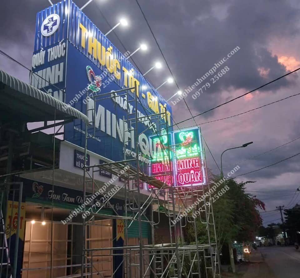 Thi công bảng hiệu nhà thuốc chữ nổi mica mặt dựng alu kết hợp thanh lam sắt