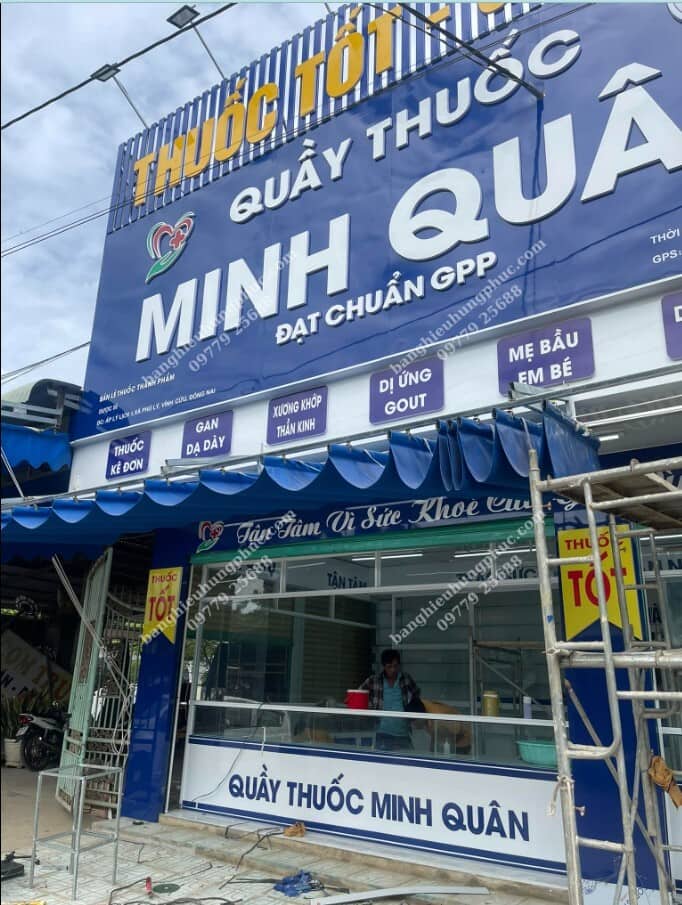 Thi công bảng hiệu nhà thuốc chữ nổi mica mặt dựng alu kết hợp thanh lam sắt