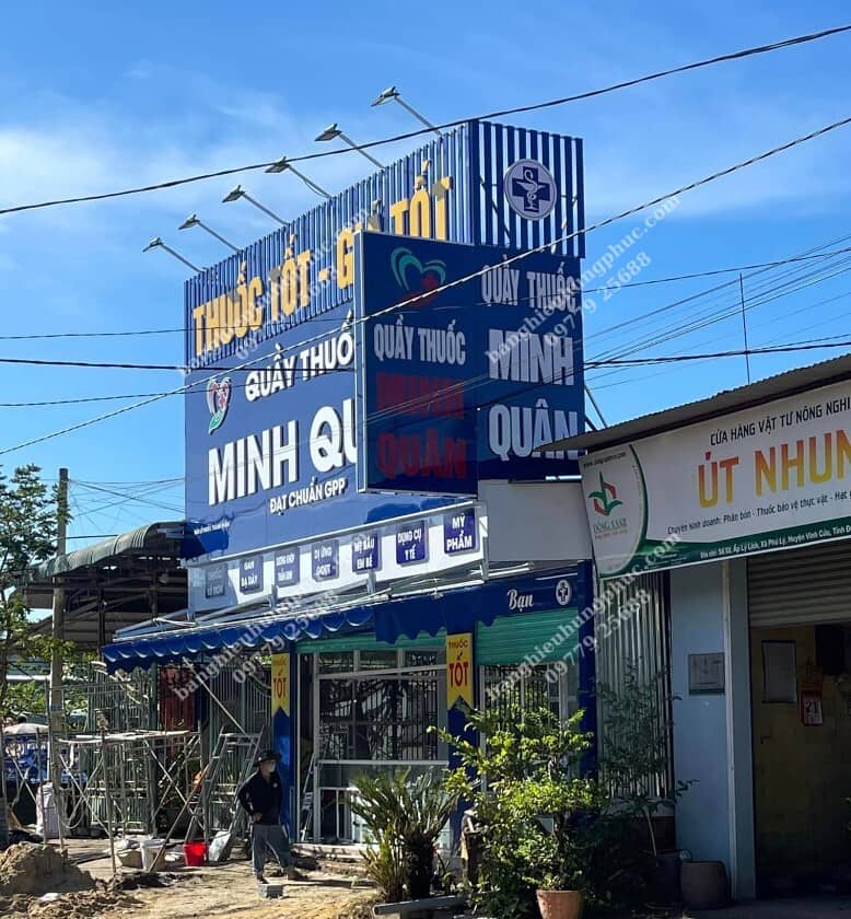 Thi công bảng hiệu nhà thuốc chữ nổi mica mặt dựng alu kết hợp thanh lam sắt