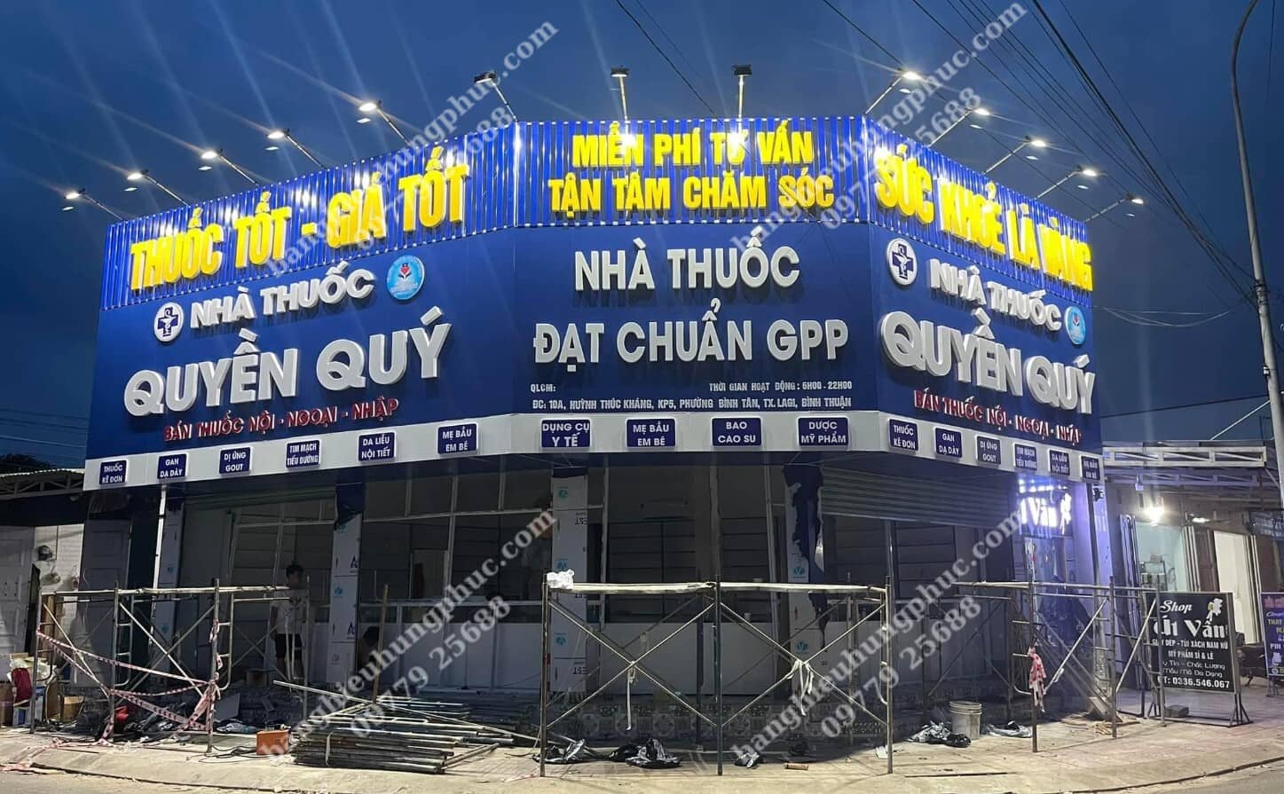 Thi công bảng hiệu nhà thuốc chữ nổi inox mặt mica đài loan trắng sữa
