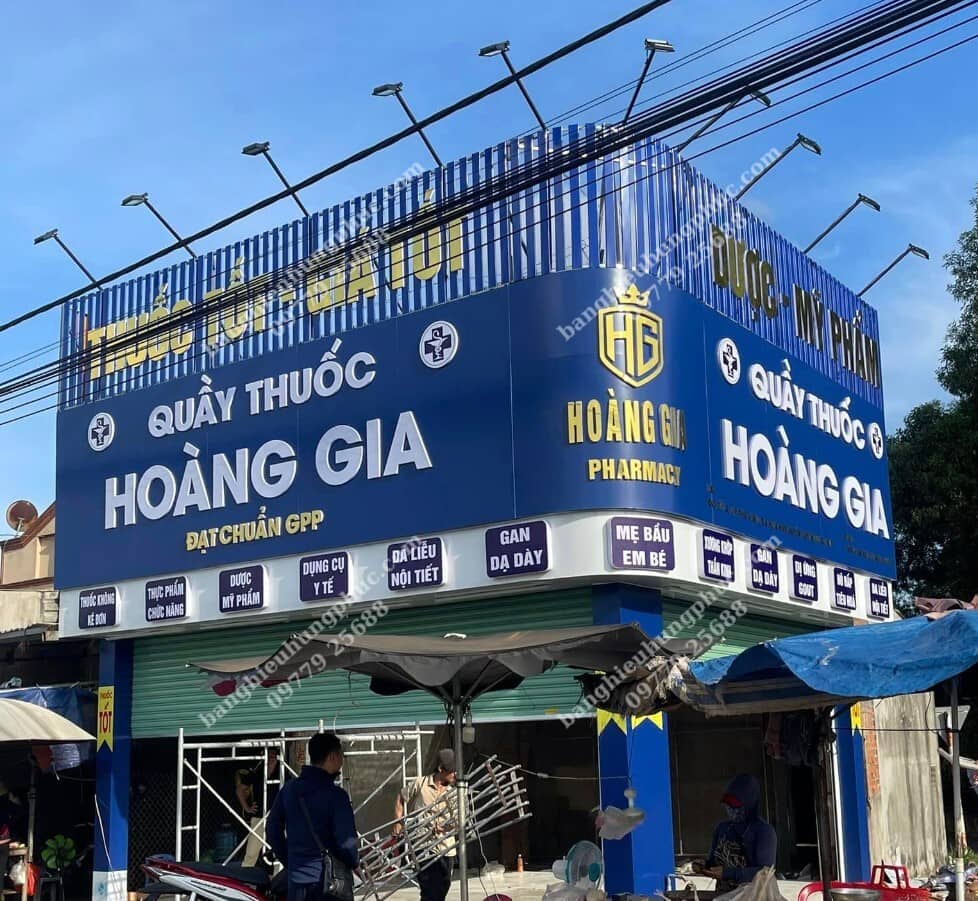 Thi công bảng hiệu cho quầy thuốc Hoàng Gia