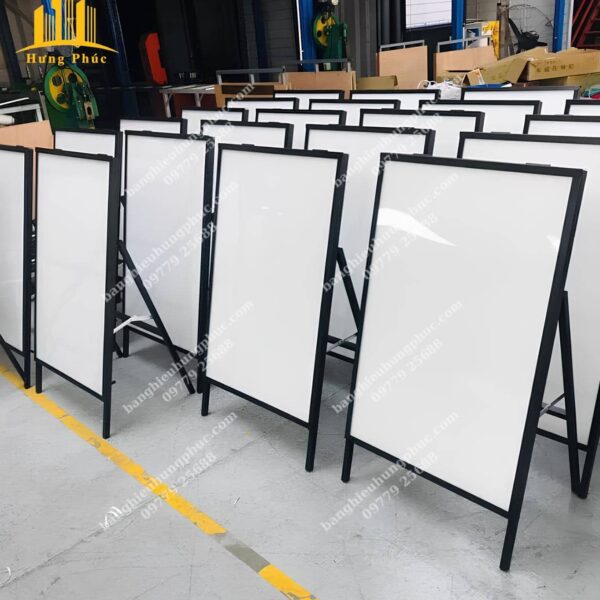 mẫu biển quảng cáo in bạt đứng