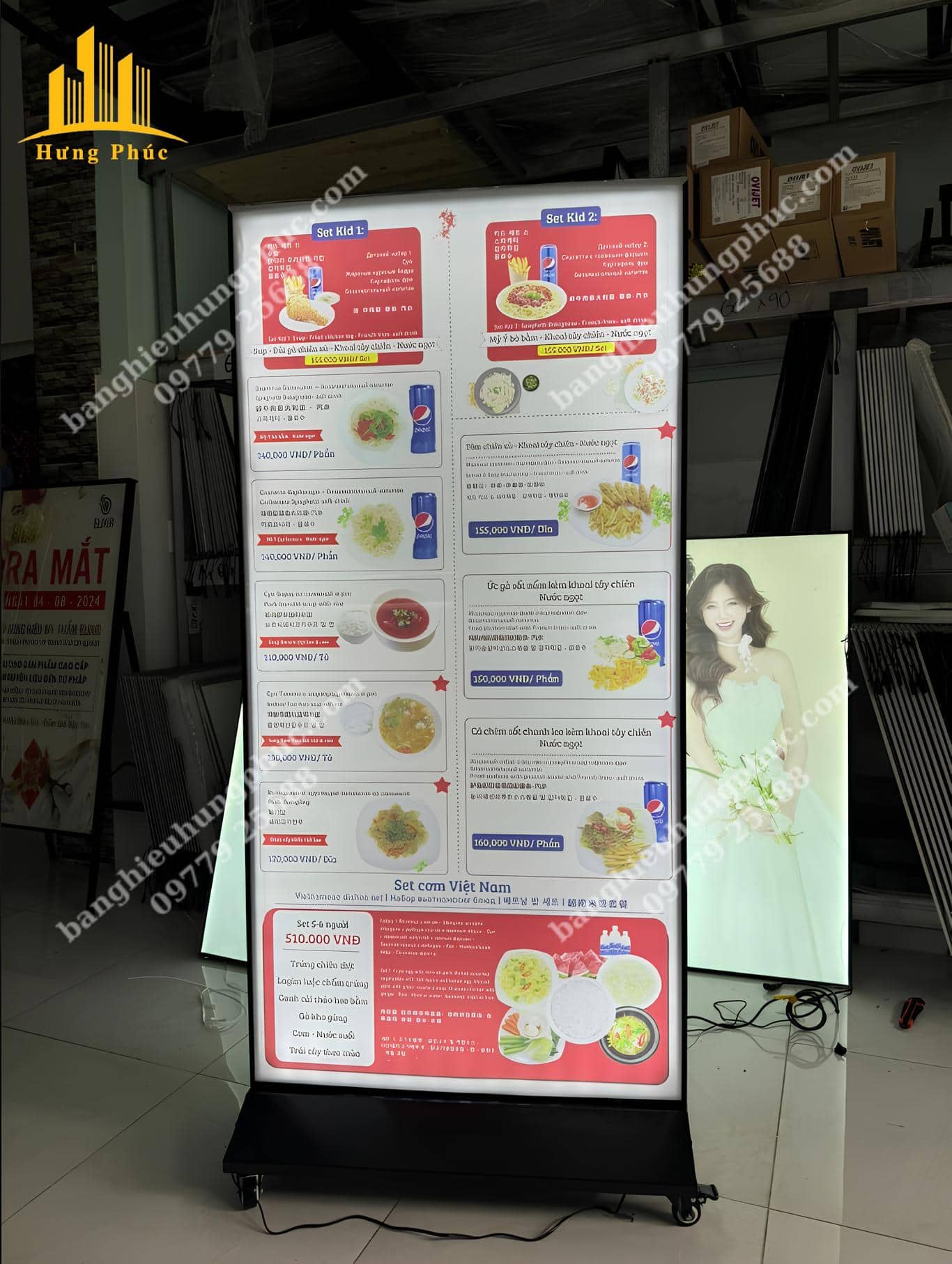 Bảng hiệu đứng khung sắt, hộp đèn siêu mỏng thay tranh, có chân bánh xe dễ di chuyển