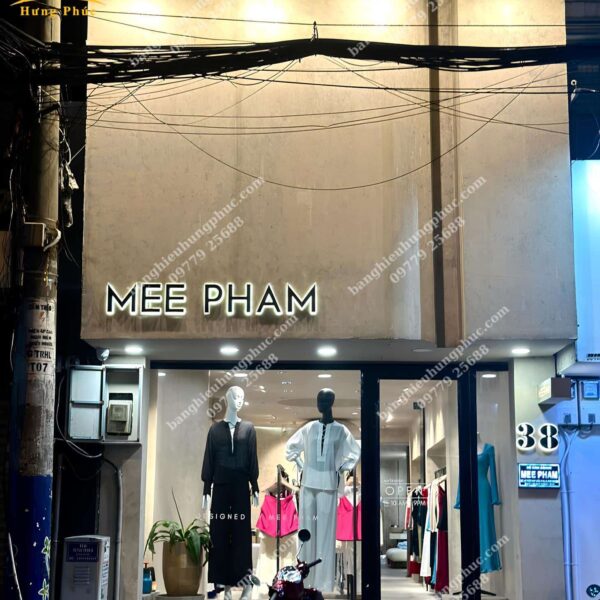 Bảng hiệu shop quần áo nữ