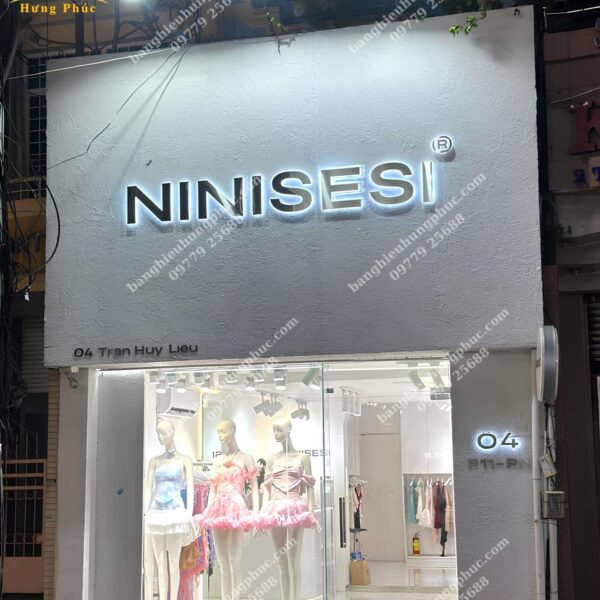 Bảng hiệu shop quần áo nữ