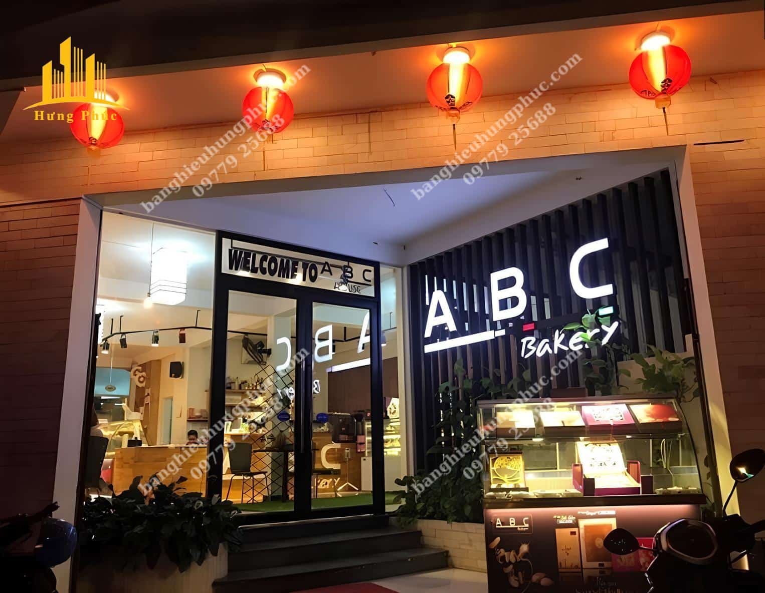 Biển quảng cáo bánh sinh nhật