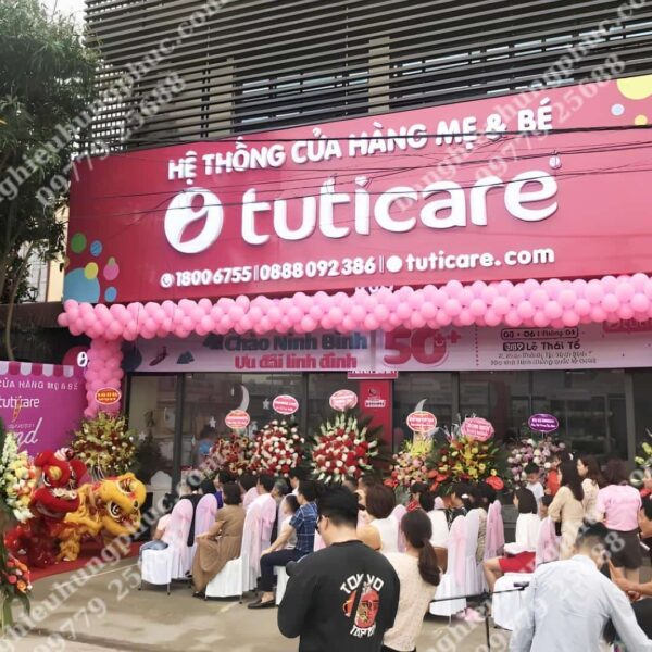 biển quảng cáo mẹ và bé