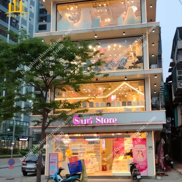 biển quảng cáo mẹ và bé