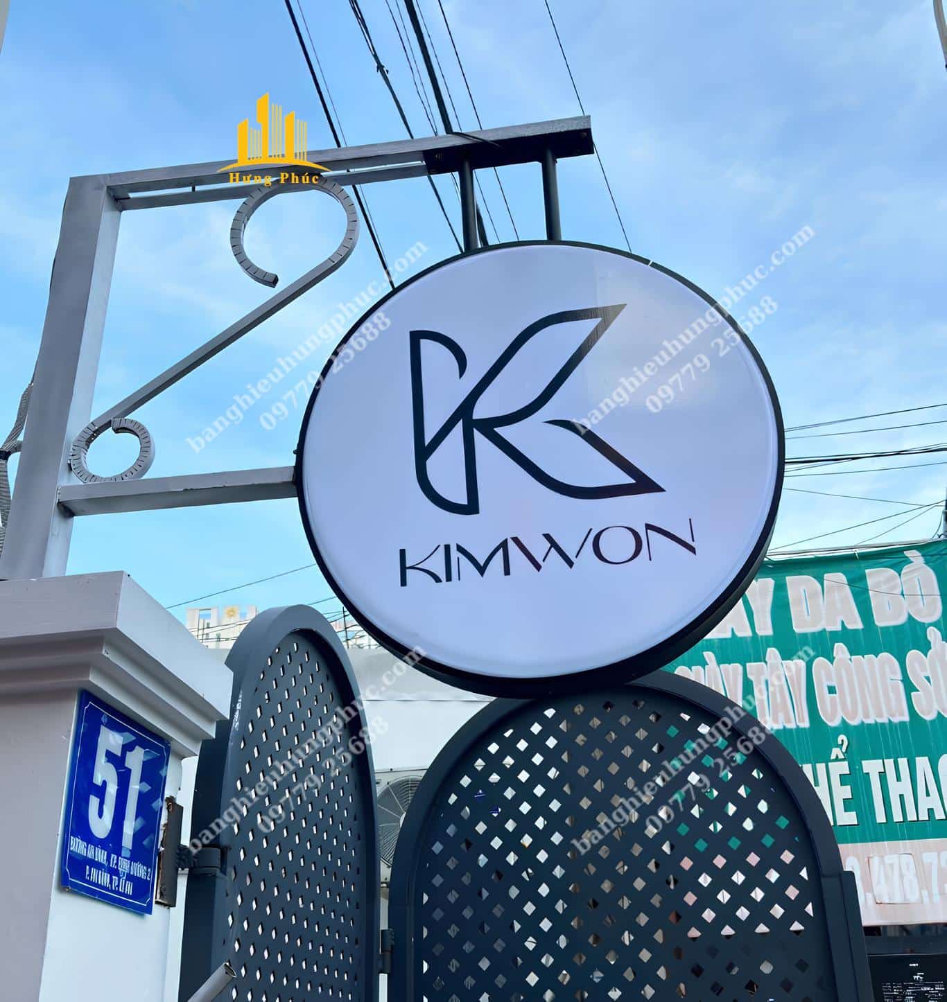 Bảng hiệu Hưng Phúc hỗ trợ lắp đặt biển treo quảng cáo tại nhà