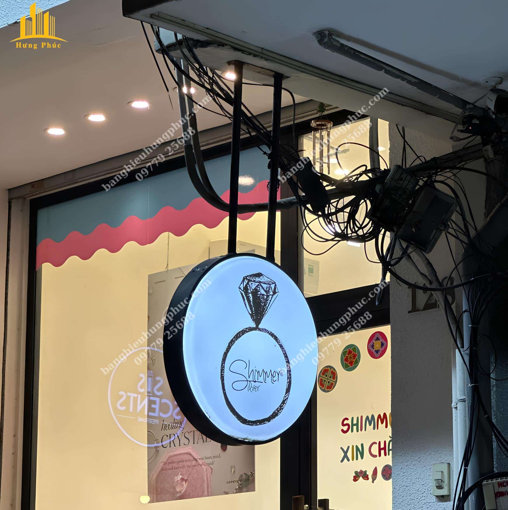 Biển treo quảng cáo hộp đèn mica hút nổi