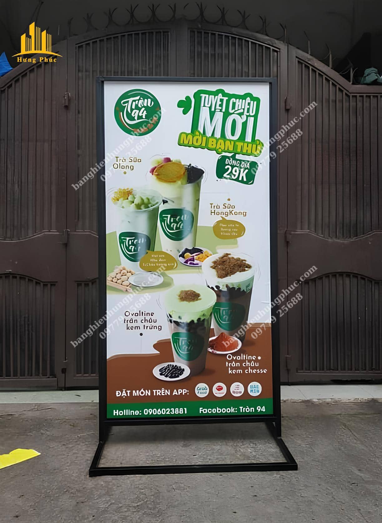 Bảng hiệu đứng khung sắt in bạt