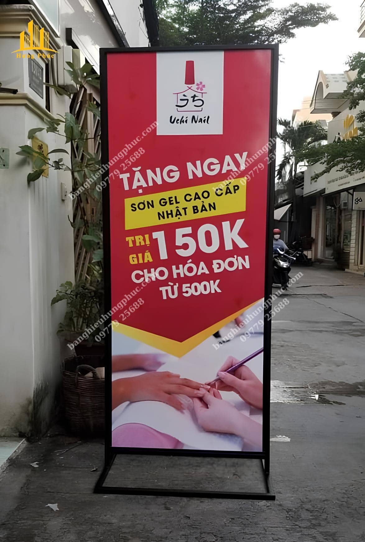 Bảng hiệu đứng khung sắt in bạt
