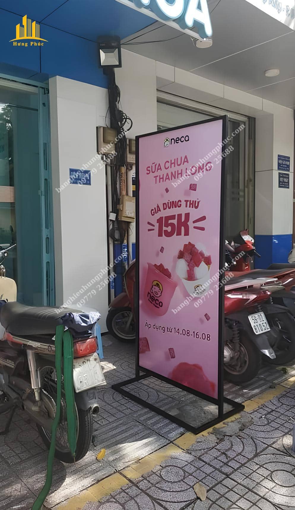 Bảng hiệu đứng khung sắt in bạt