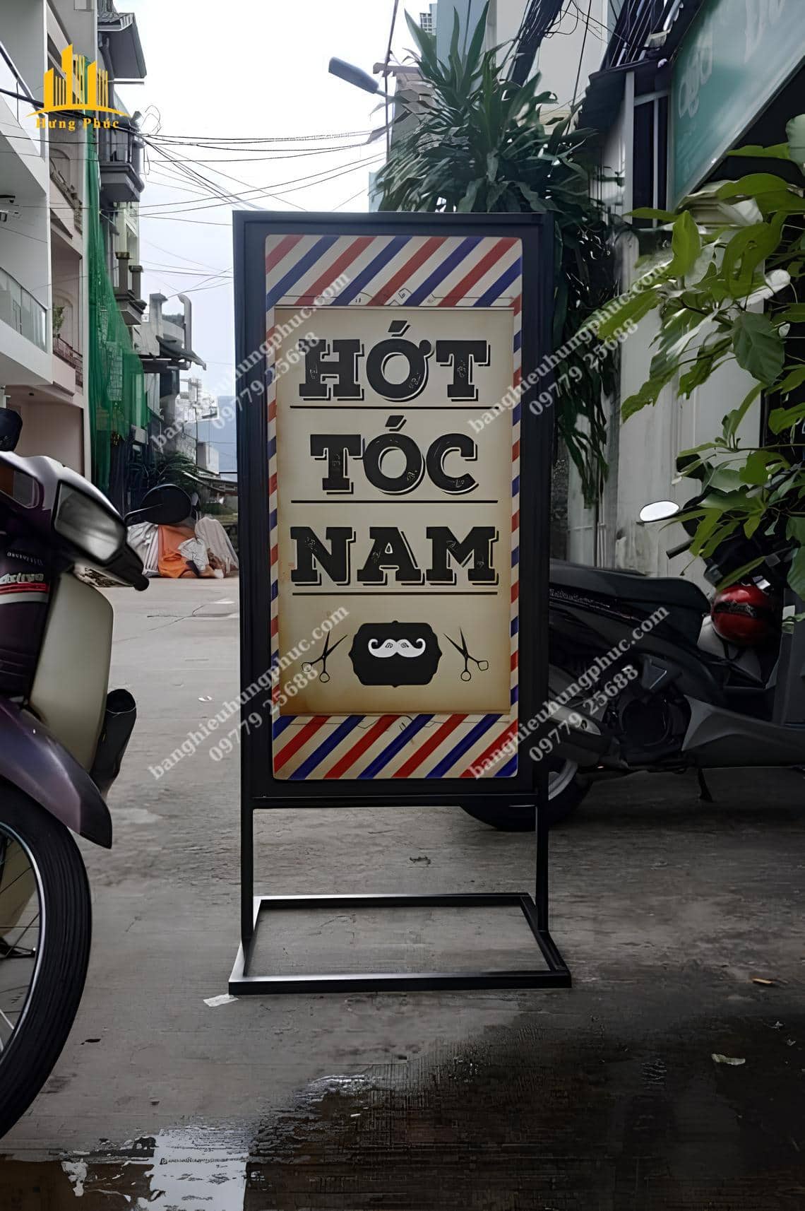 Bảng hiệu đứng khung sắt in bạt