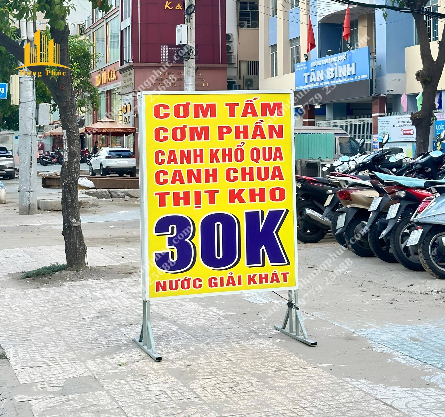 Bảng hiệu đứng bạt Hiflex khung sắt, không đèn Bảng hiệu đứng bạt Hiflex khung sắt, không đèn