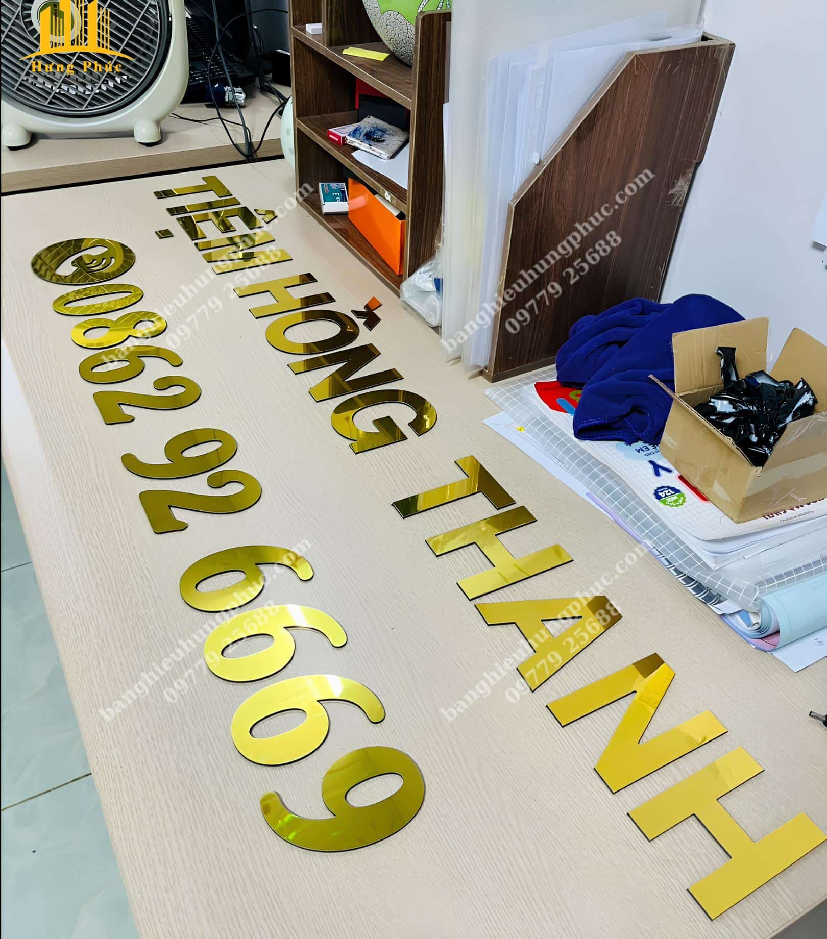 chữ nổi alu gương vàng