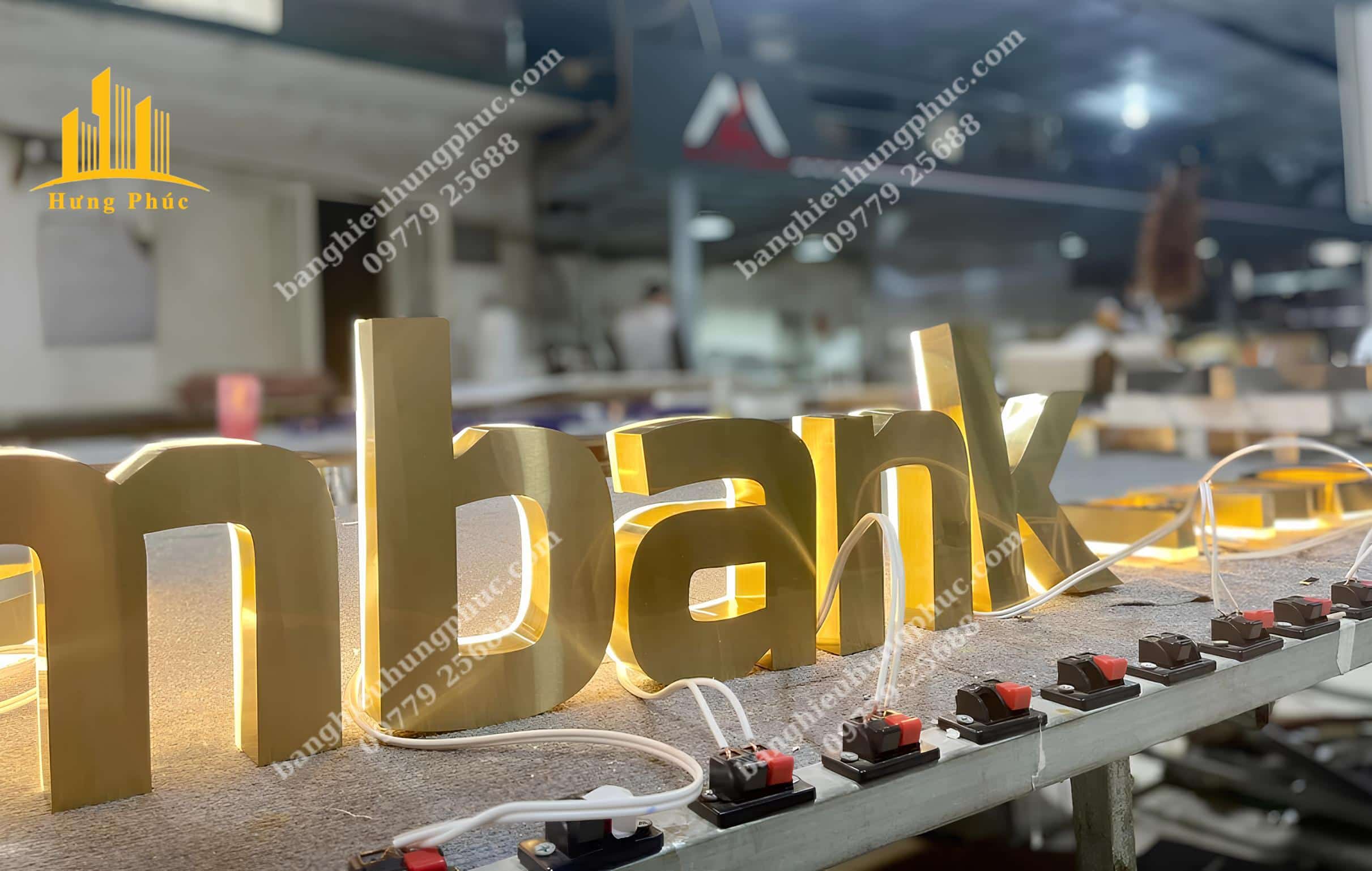 Chữ inox vàng xước đế mica cháo 10mm cho ngân hàng Vietcombank siêu sang 