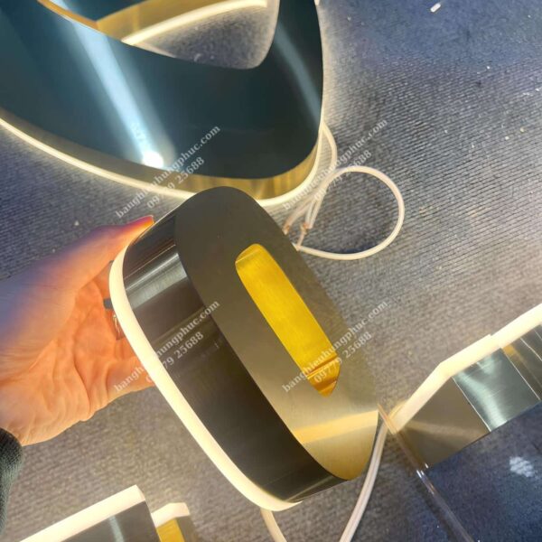 chữ hắt sáng chân