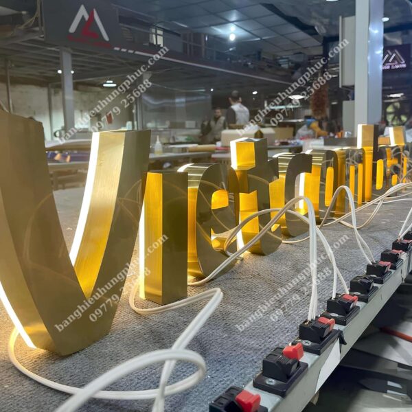 Chữ inox vàng đế mica cháo