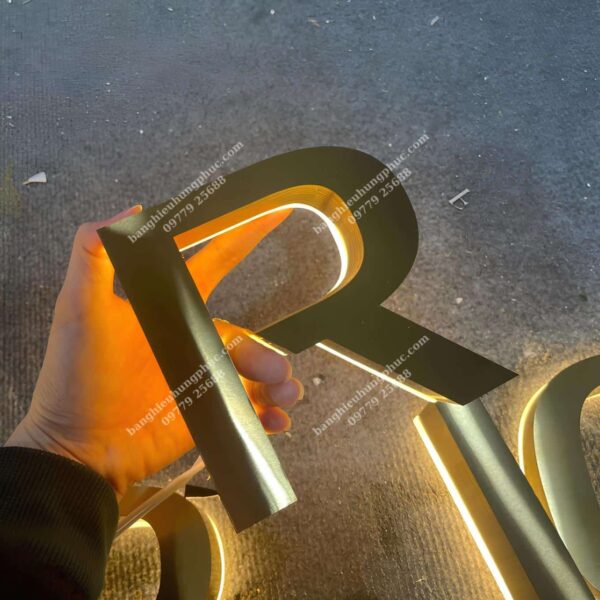 chữ hắt sáng chân