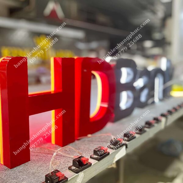 chữ hắt sáng chân