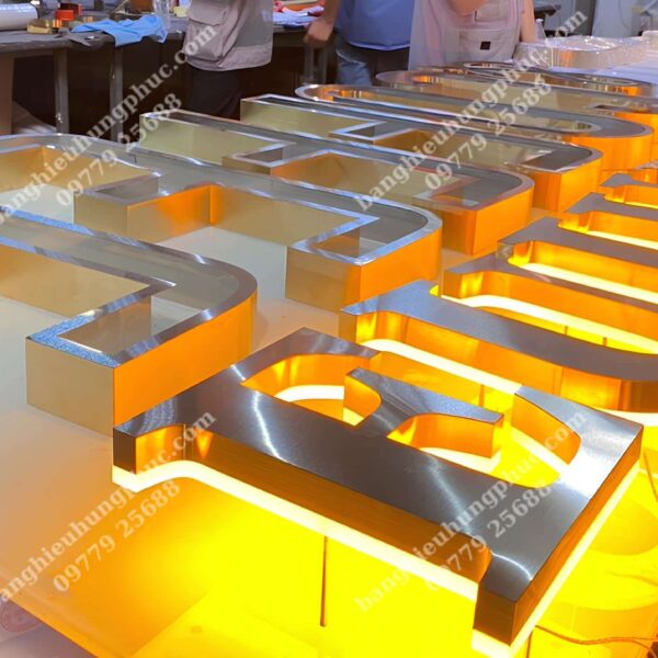 chữ hắt sáng chân