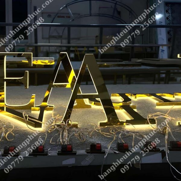 chữ hắt sáng chân