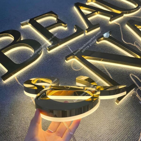 chữ hắt sáng chân