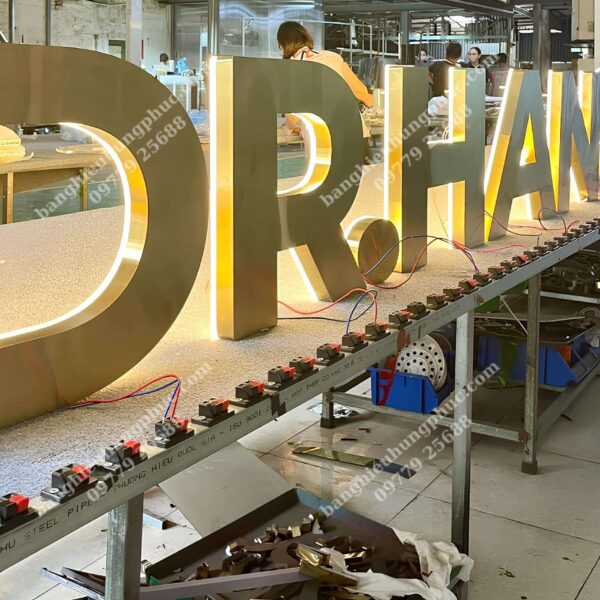 chữ hắt sáng chân