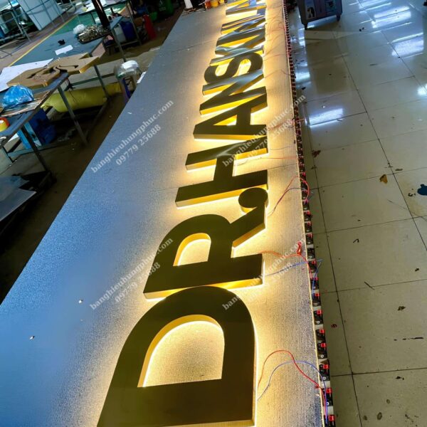 chữ hắt sáng chân