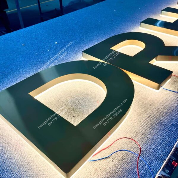 chữ hắt sáng chân